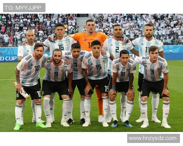 足球奖杯背后的故事与荣耀探秘：从历史到现代的传奇之旅